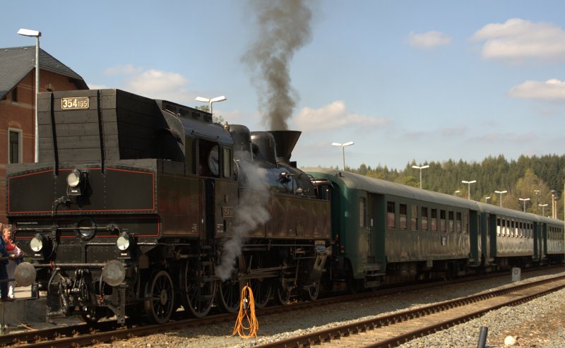 354 195 mit ihren Sonderzug am 26.09.2009 im Bahnhof Johanngeorgenstadt.