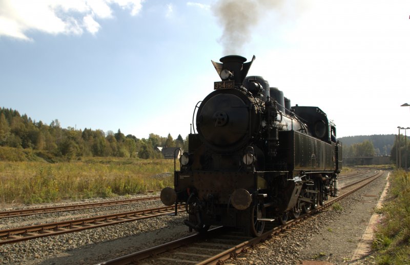 354 195 setzt am 26.09.2009 im Bahnhof Johanngeorgenstadt um.