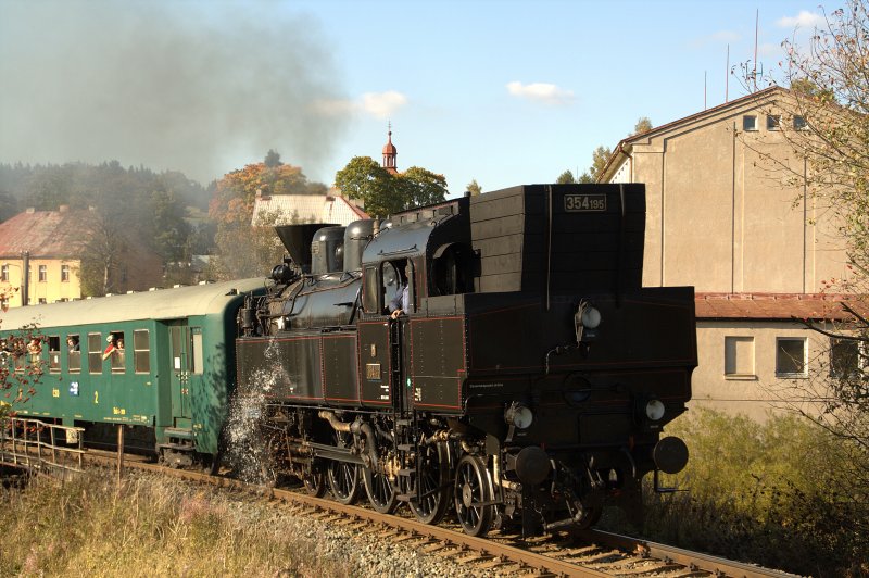 354 195 verlsst mit ihren Sonderzug am 26.09.2009 den Bahnhof Horny Blatna (Bergstadt Platten) in Richtung Karlsbad (Karlovy Vary).