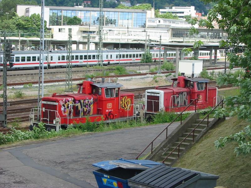 360-312 und 360-115 stehen in Heidelberg Hbf, nicht einmal die Privatbahn verschont man mit den Grafitis. Ich finde das eine riesen Schweinerei.