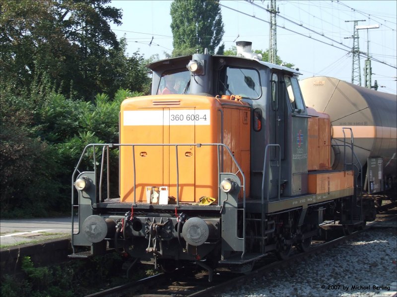 360 608-4 der Bocholter Eisenbahn Gesellschaft rangiert durch den Emmericher Bahnhof. 14.9.07