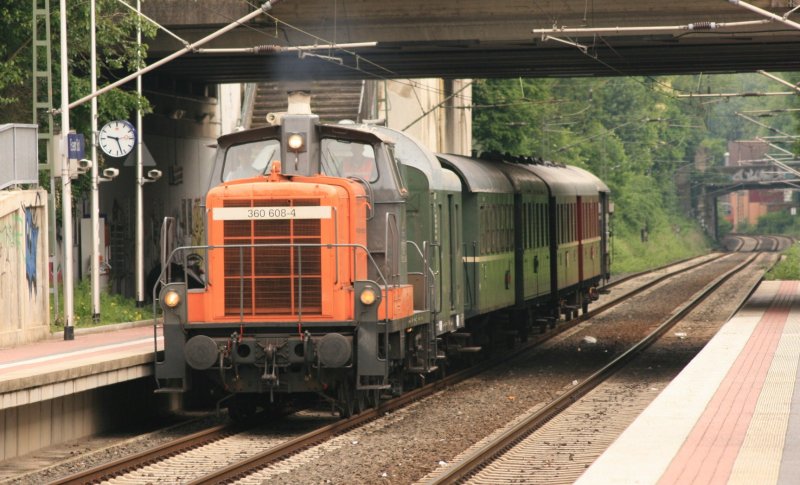 360 608-4 mit einem Sonderzug aus Wesel nach Essen Kettwig zum WAZ Wandertag 2009 bei der Durchfahrt in Essen Sd.