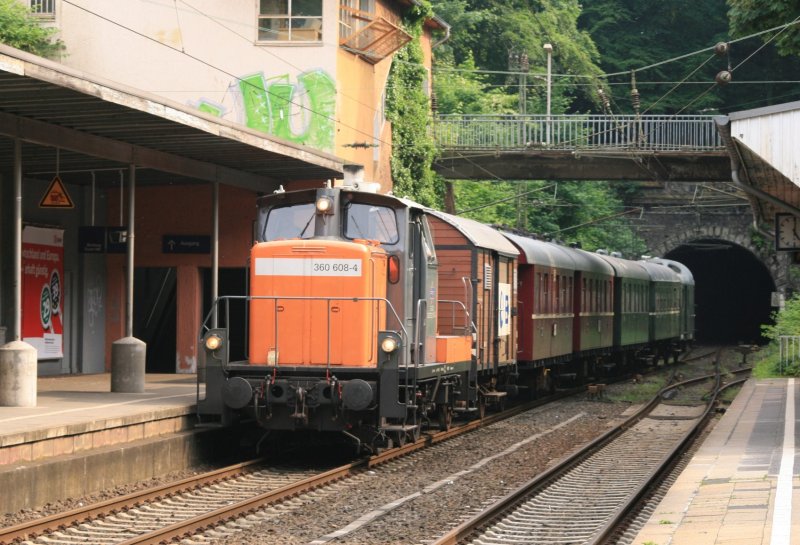 360 608-4 mit einem Sonderzug auf den Weg zurck nach Wesel in Essen Stadtwald.