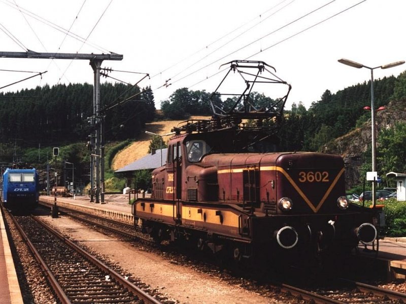 3602 und seine Ersatz 185 519-6 auf Bahnhof Troisvirges am 22-7-2004. Bild und scan: Date Jan de Vries.