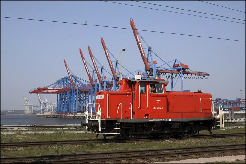 361 234 der ELV rollt langsam vor den Containerbrcken vom Terminal Burchardkai vorrber. Leider war kein groes Containerschiff zu diesem Zeitpunkt anwesend...
