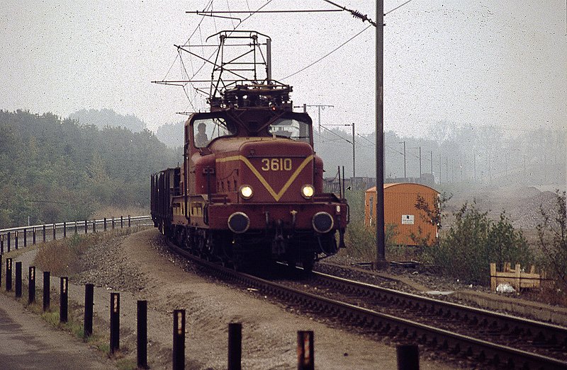 3610 fhrt in den Gbhf von Bettemburg ein, 10-1991