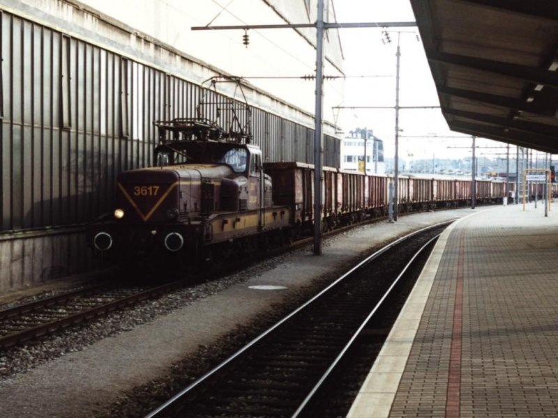 3617 mit G�terzug auf Bahnhof Luxembourg am 8-4-2000. Bild und scan: Date Jan de Vries.