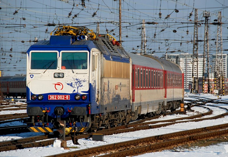 362 002 in Bratislava hl.st. vor R 604 aus Cierna nad Tisou. Leider fuhren am 09.02.2009 alle Loks mit gesenktem Stromabnehmer in Bratislava ein.