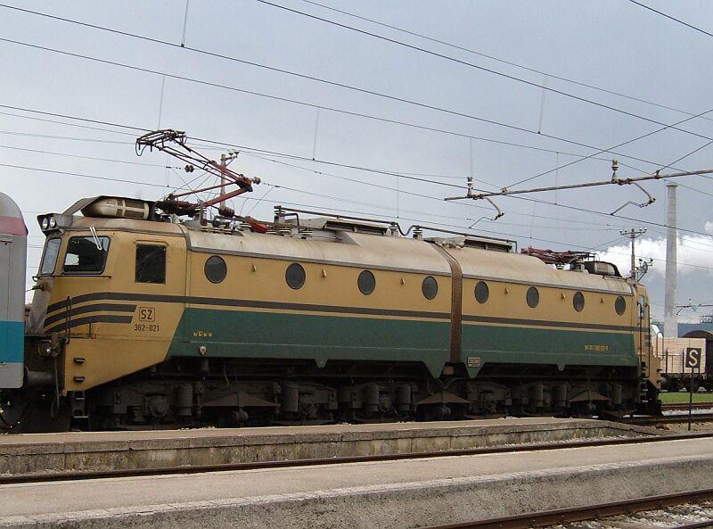 362 021 vor Personenzug Rijeka - Ljubljana am 05.04.2006 im slowenischen Grenzbahnhof Illirska Biatrica, die Lok wurde im kroatischen Grenzbahnhof Sappane gewechselt. 
