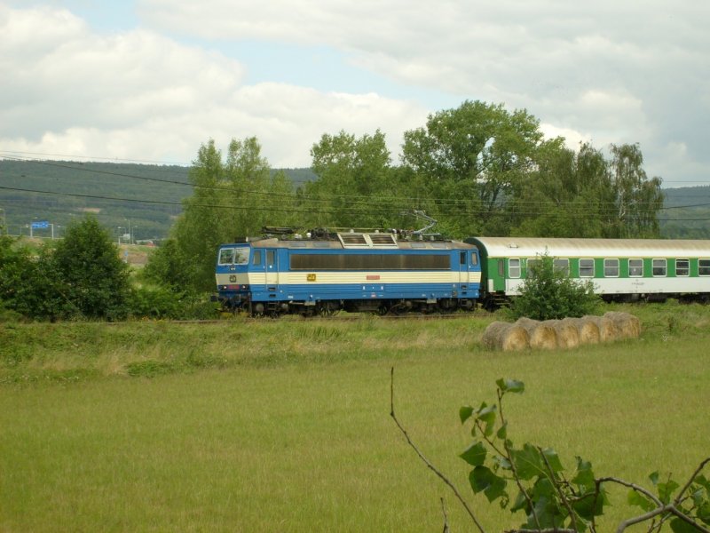 362 164 ist von Chomutov mit Schnellzug R 614 in Richtung Cheb abgefahren.