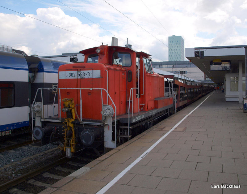 362 523-3 zieht am 21.06.09 leere Autotransportwagen von DB Autozug aus Hamburg-Altona nach Hamburg-Langenfelde.
