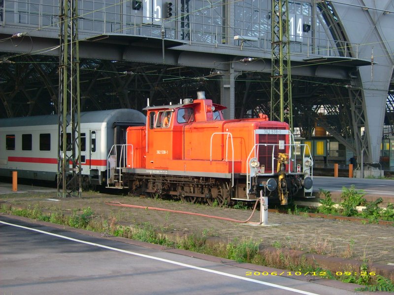362 538 hat sich am 12.10.06 vor den IC gesetzt, um ihn in das Bahnhofsvorfeld zu ziehen. Fotografiert im Hbf Leipzig.