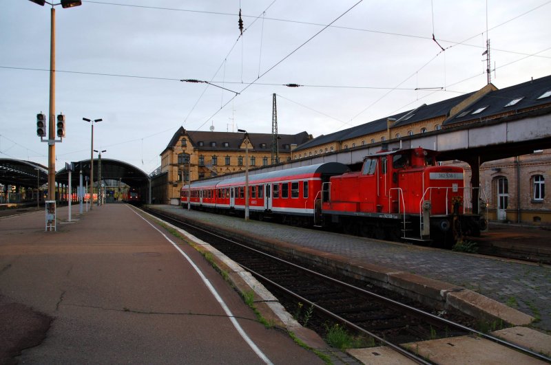 362 538 und zwei Nahverswagen stehen am 21.06.09 in Halle(S).