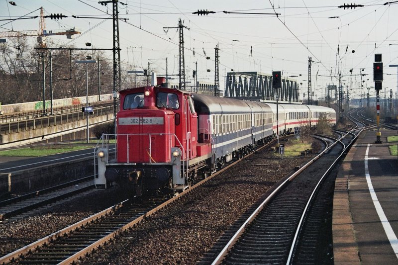362 582-9 unterwegs von Kln Deutzerfeld nach Kln Betriebsbahnhof, hier bei der Durchfahrt in Kln Deutz 24.01.2007