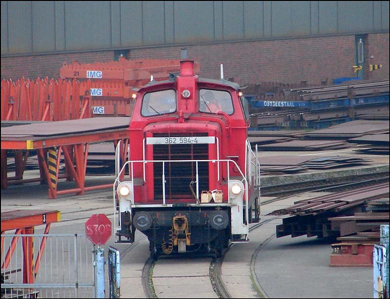 362 594-4 auf dem Gelnde der Volkswerft Stralsund. Das Bild habe ich vom Bf Stralsund-Rgendamm aus geschossen. (am 11.10.06) 