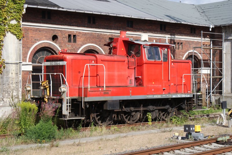 362 594-4 stand am 26.07.2009 im Schweriner Bahnhof vor dem Bw und wartete auf ihren nchsten Einsatz.