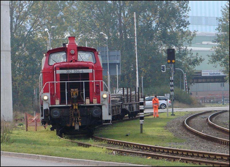 362 594-4 unterwegs zur Volkswerft Stralsund. Gleich wird der Tf den B fr den KFZ Verkehr schliessen.  (am 18.10.06)  