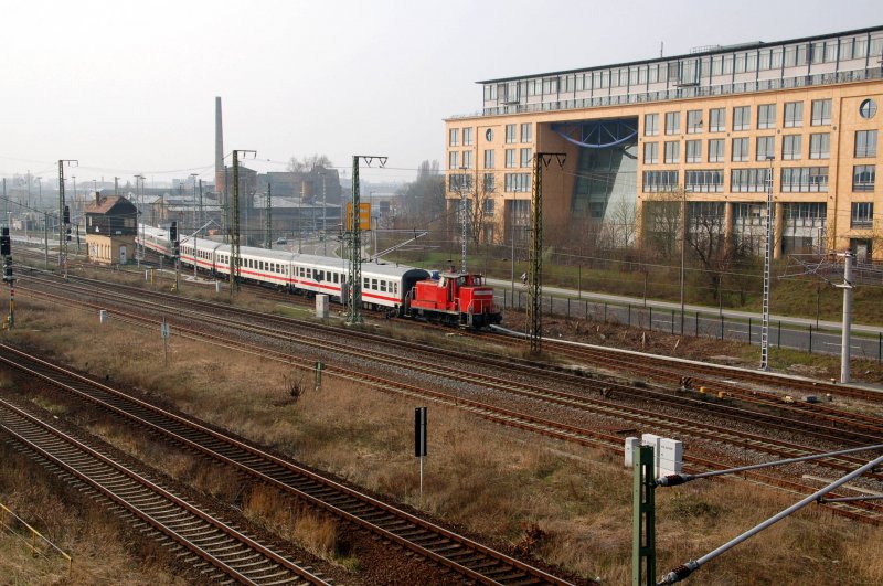 362 600 rangiert am 04.04.09 in Leipzig Ost Reisezugwagen aus der Waschanlage, welche links noch zu erkennen ist.