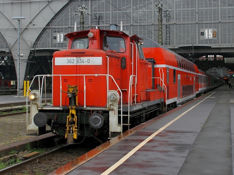 362 614-0 vor dem am 11.8.2009 von 120 123-5 nach Leipzig Hbf gebrachten PbZ. Hinter dem Doppelstockwagen befinden sich unter anderem ein Steuerwagen Bauart Karlsruhe, ein Autozugwagen, ein Bahntouristik-Wagen und die 113 309-9.