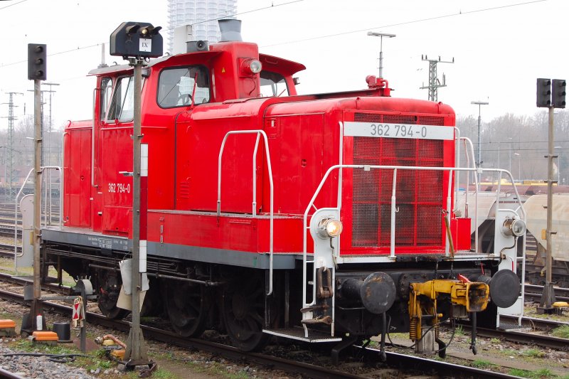 362 794-0 wartet am trben Freitagmorgen auf ihre nchste Verschubaufgabe im Augsburger Hbf.