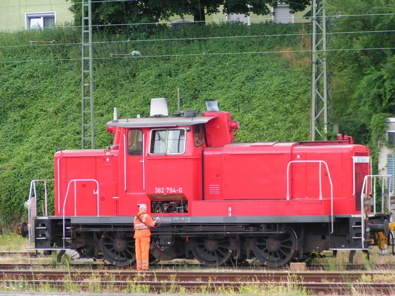 362 794-0 wird an die Steckdose angeschlossen, Passau Hbf.070623