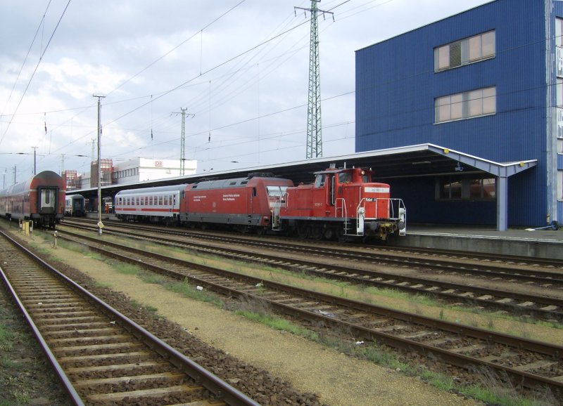 362 801-3 Rafael 15 beim zustellen des Bistro-Wagens und deutscher Zuglok