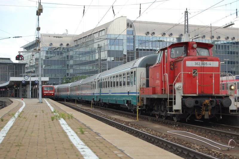 362 805-4 zieht am 31.07.07 eine italienische Reisezugwagengarnitur aus Gleis 11 des Mnchener Hauptbahnhofs, am Ende des Zuges hing noch ein deutscher Ex-IR-Wagen in IC-Lackierung.