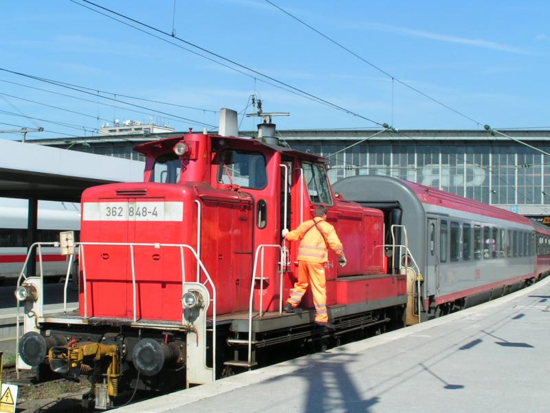 362 848-4 mit Verschieber holen in Mnchen Hbf den EC112 von Gleis 11 ab