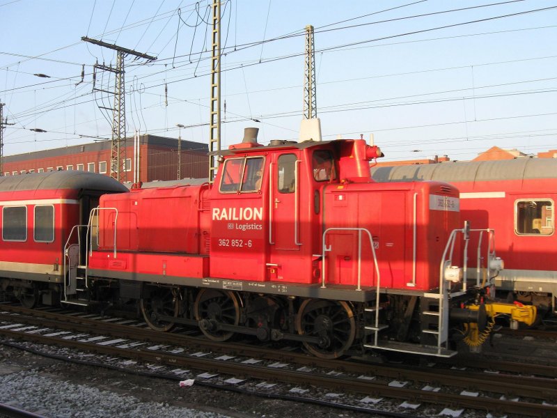 362 852-6 rangiert mit augenscheinlich nagelneuen Radstzen die Nahverkehrswagen im Bremer Hauptbahnhof am 30.12.2008.