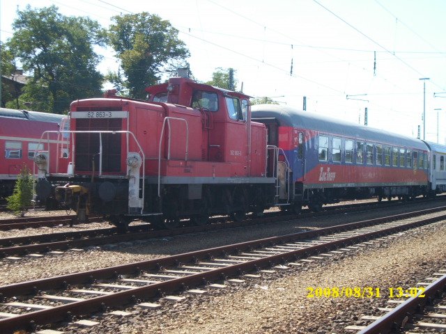 362 863 beim rangieren im Abstellbahnhof Berlin Grunewald am 31.08.2008.Zuflligerweise ist die erste Ziffer von der Loknummer etwas schwach zuerkennen so das sich eine neue Baureihe ergibt.
