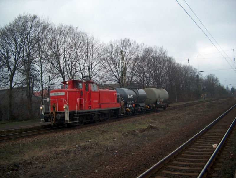 362 874-2 mit 2 Kesselwaggons bei der Durchfahrt am Hp. Dresden-Trachau. 16.02.07 - 10:19