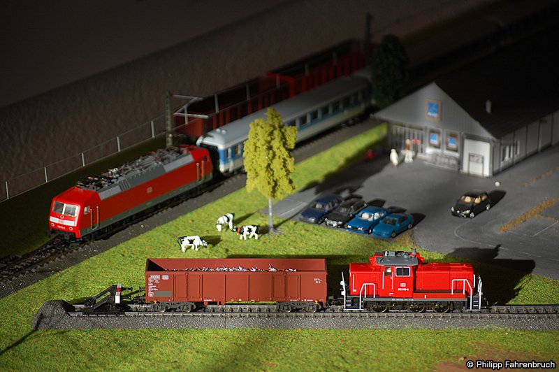 362 881 (Mrklin Art-Nr. 37652) mit einem E-Wagen und 120 114 (Mrklin Art-Nr. 37536) mit InterRegio auf meiner Modellbahnanlage.