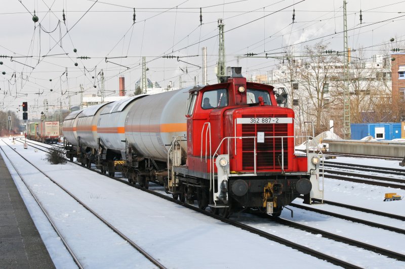 362 887 mit vier Kesselwagen am 25.02.2009 am Heimeranplatz in Mnchen.