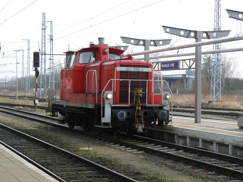 362 896-3 ist am 24.02.2007 im Rostocker Hbf auf dem Weg zu ihrer nchsten Leistung.