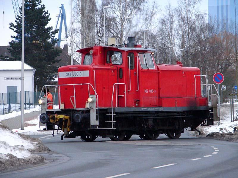 362 896-3 auf dem Weg zum Stralsunder Brennstoffhandel. Dort sind leere Wagons abzuholen.  (am 04.01.06)