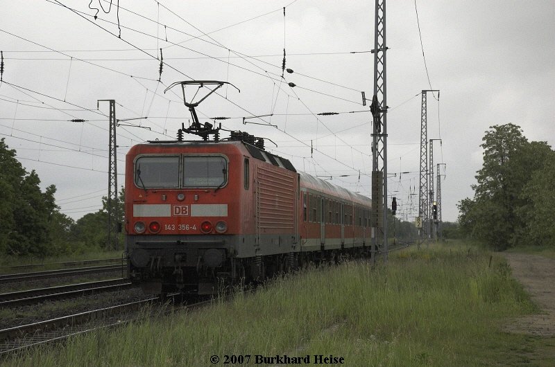 3.6.2007 143 356 mit RB 22 in Saarmund (sdl. Berliner Aussenring) Das war das erste Eisenbahnfoto mit dieser Kamera!