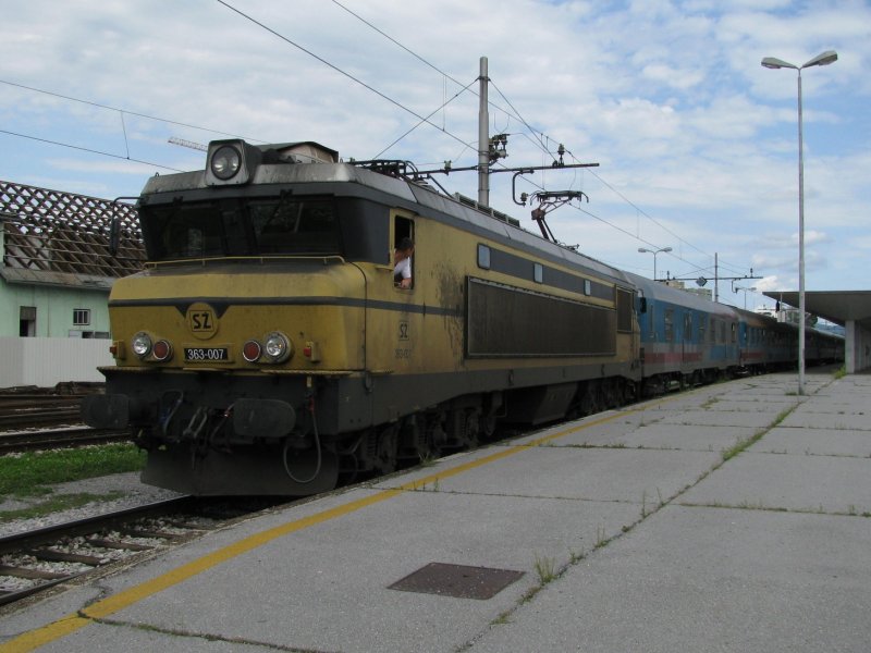 363 007 mit MV 483 nach Rijeka am 17.8.2008 in Ljubljana.