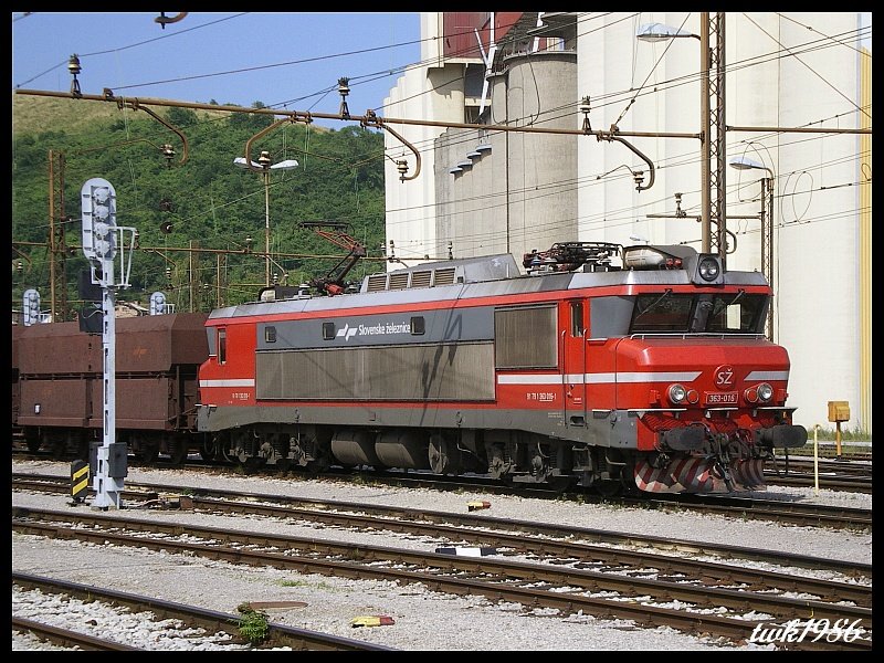 363-016 mit den leeren Erzwagen aus Linz Stahlwerk am 02.07.2008 in Maribor.