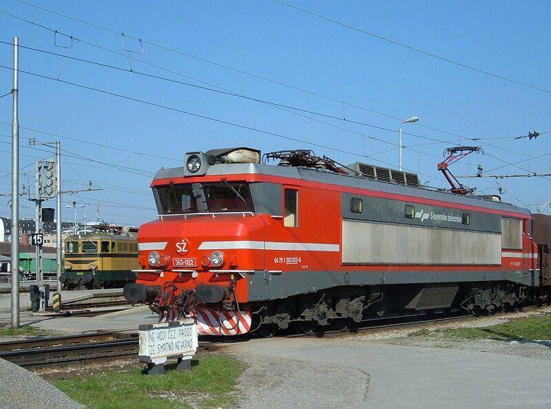 363-022 am 07.04.2006 in Ljubljana Hauptbahnhof, die franzsische Herkunft der Lok ist unverkennbar.