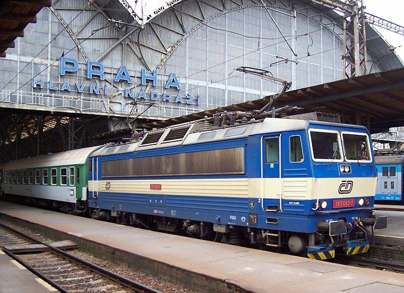 363 043-1 am 15.11.2005 im Bahnhof Praha Hlavni Nadrazi