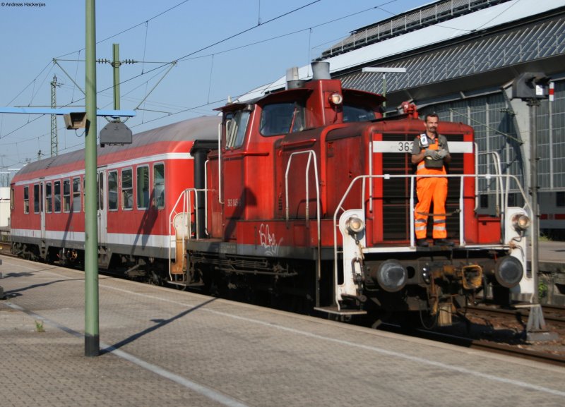 363 045-6 mit einem ausgemusterten Karlsruher Kopf bei der Durchfahrt Karlsruhe Hbf Gleis 13 23.7.08