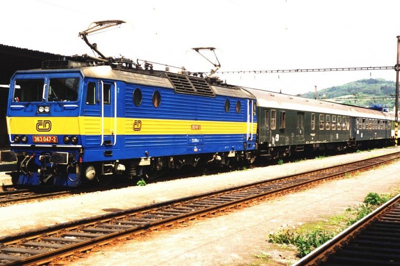 363 047-2 mit Zug Beroun-Plzen auf Bahnhof Beroun am 7-5-1995. Bild und scan: Date Jan de Vries. 