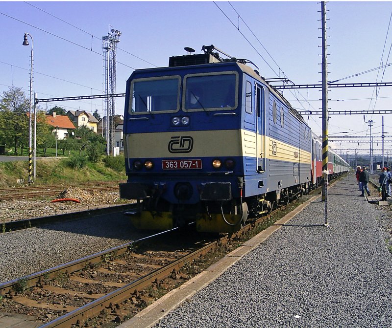 363 057 mit R613 in Falkenau, September 2008.