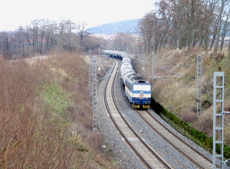 363 065 ist mit einem Kesselwagenzug auf nahe Klasterec nad Ohri unterwegs, 01.12.07