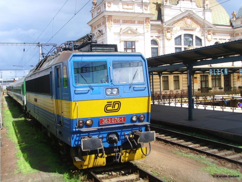363 076 in Plzen am 23.06.2007 - aus einem Zug heraus fotografiert