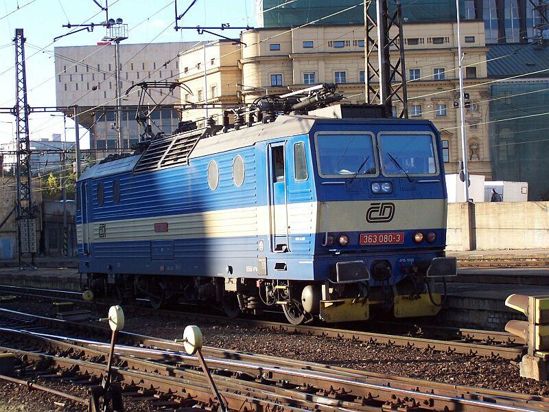 363 080-3 am 17.11.2005 im Bahnhof Praha Hlavni Nadrazi