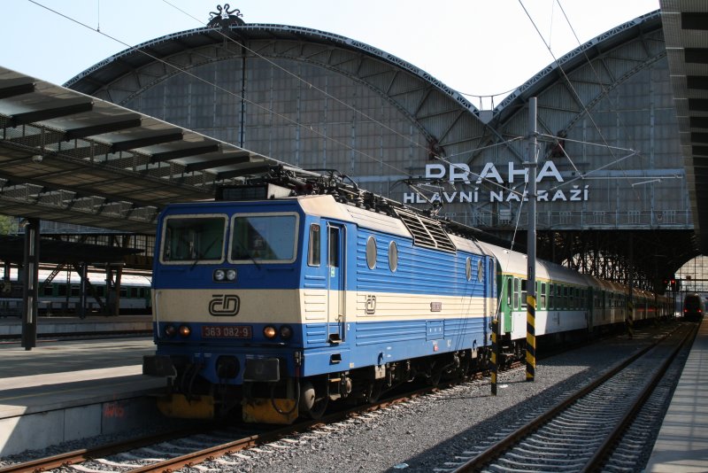 363 082-9 ist mit ihrem Personenzug in Prag Hauptbahnhof eingetroffen.Aufgenommen am 02.05.09.