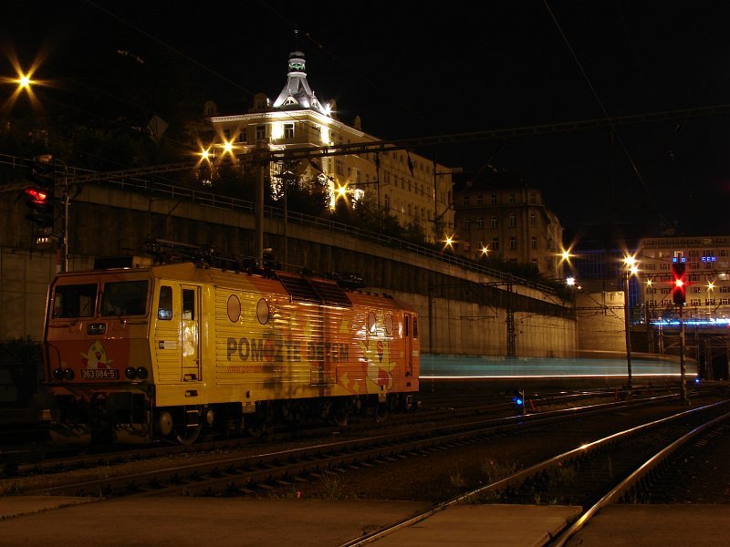 363 084-5 am 13.06.2008 in Praha hl.n., im Hintergrund eine S-Bahn die gerade rein kommt
