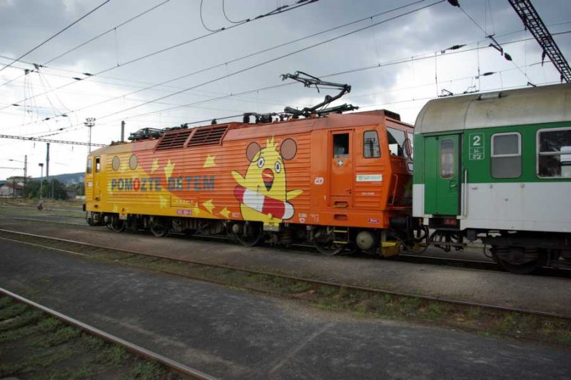 363 084 mit Werbung  Helfen Sie Kinder   steht in Chomutov kurz vor Abfahrt.(01.08.08)  