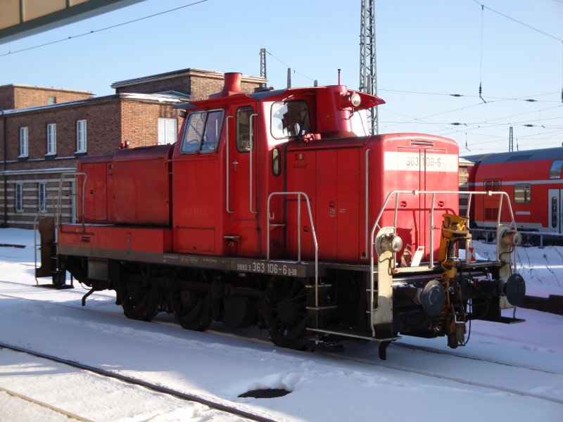 363 106-6 sonnt sich, abgestellt neben Gleis 4, im Hbf Zwickau. Am Rahmen ist schon die neue Baureihennummer angebracht, die alte kann man noch schwach am Aufbau neben der Tr erkennen. Fotografiert am 08.01.2009